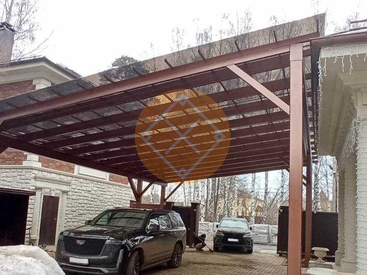 односкатный навес из монолитного поликарбоната на дачу