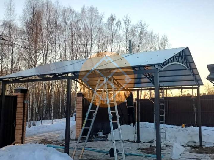 стальной навес из сотового поликарбоната