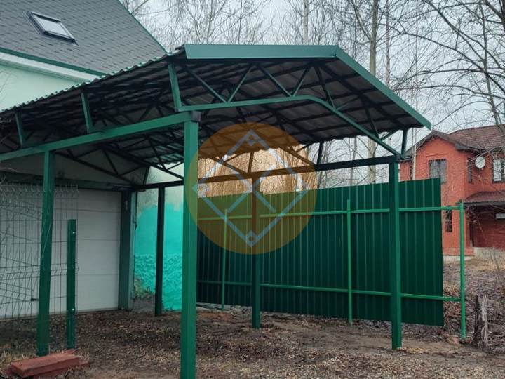 металлический двускатный навес с зеленым профнастилом