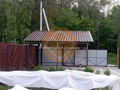 Навес с двускатной крышей из металлочерепицы