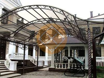 Двускатный навес с поликарбонатом и кованым элементом