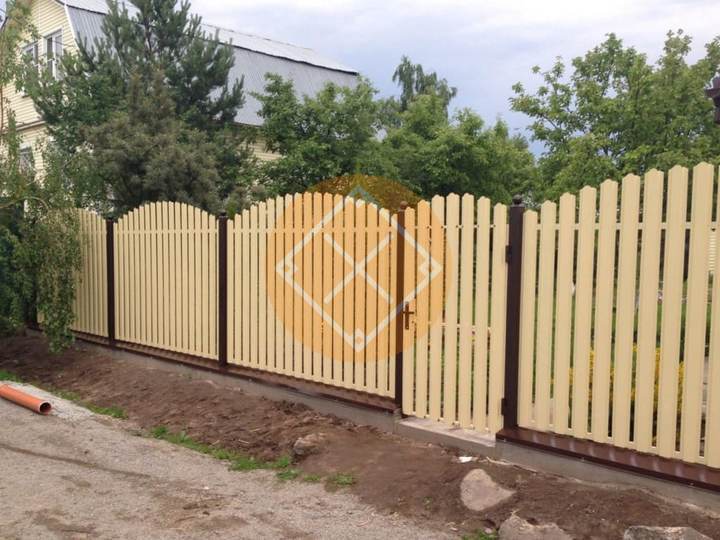 забор из евроштакетника, цвет слоновая кость