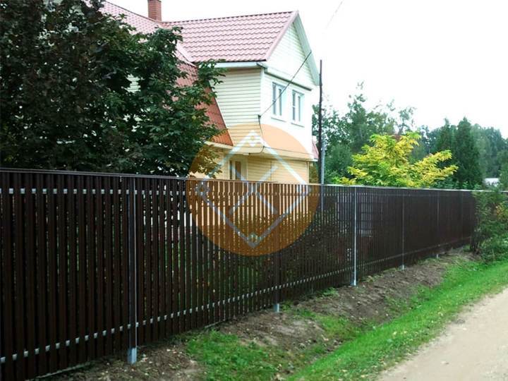 забор из зеленого евроштакетника для загородного дома