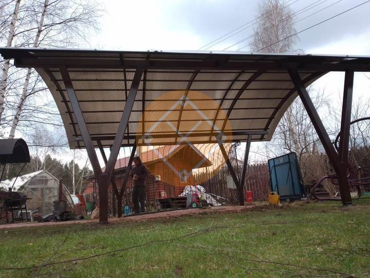 арочный навес с поликарбонатом
