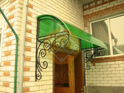 Козырек с полуарочной крышей из профилированного поликарбоната