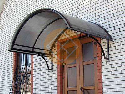 Стальной козырек к дому из профилированного поликарбоната