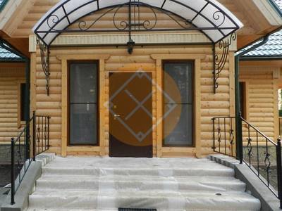Навес над крыльцом деревянного дома