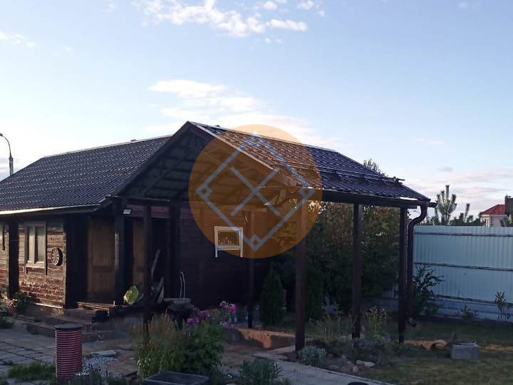 навес с металлочерепицей и двускатной крышей