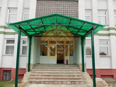 Двускатный навес над крыльцом