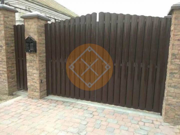 распашные металлические ворота из евроштакетника