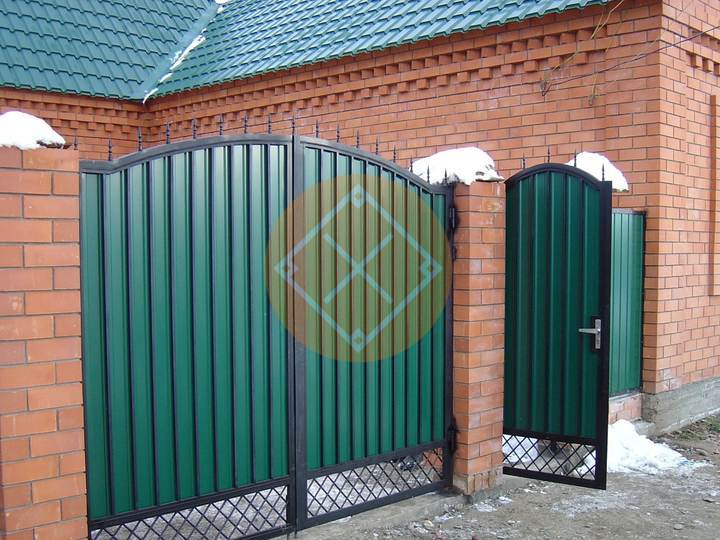 распашные ворота из профнастила