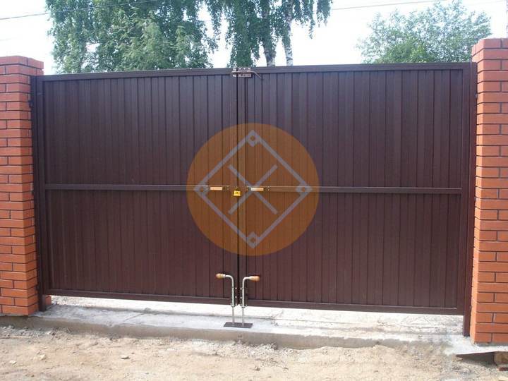 распашные ворота из профнастила