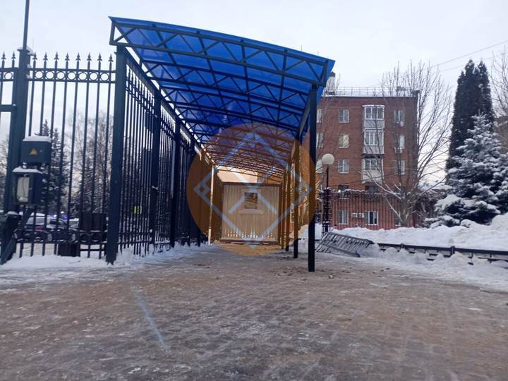 металлический навес из поликарбоната синего цвета